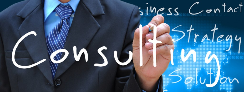 Una fotografía de un hombre con un traje oscuro y corbata azul, con las palabras &#34;Consultoría&#34; y &#34;Estrategia&#34; escritas en blanco sobre un fondo azul.