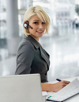 Imagen de una mujer vestida formalmente con un auricular.